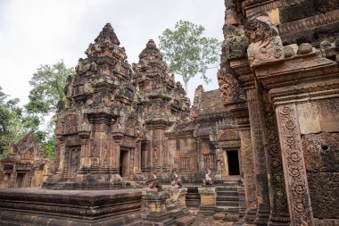 Antik tapınak Banteay Srei, Angkor Wat, Kamboçya. Taş dekor hindu tapınağı bina üzerinde oyulmuş. Kamboçyalı yeri. Antik khmer miras. Angkorian tapınak mimarisi. Asya seyahat fotoğraf