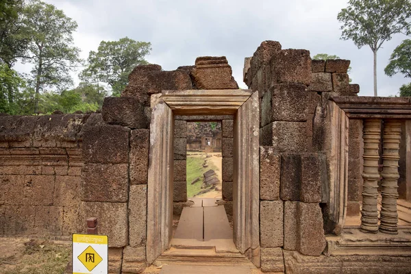 Ősi Templom Banteay Srei Bejárat Angkor Wat Kambodzsai Kőből Faragott — Stock Fotó