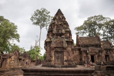 Antik tapınak Banteay Srei, Angkor Wat, Kamboçya. Yosunlu taş dekor hindu tapınağı üzerinde oyulmuş. Kamboçyalı yeri. Antik khmer miras. Angkorian tapınak mimarisi. Asya seyahat fotoğraf
