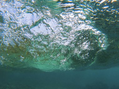 Deniz dalga girdap sualtı fotoğraf. Su yüzeyinin altında su hattı. Açık deniz suyu banner şablon. Mavi yeşil deniz soyutlama. Okyanus yüzeyindeki dalga curl. Fırtınalı deniz. Dalgalı okyanusta dalış