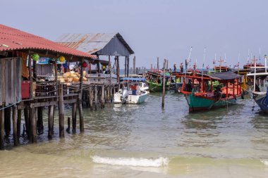 Koh Rong Adası, Kamboçya - 7 Nisan 2018: rustik ev deniz manzaralı kazık ve ahşap tekneler. Tropik adada turistik yer. Egzotik tatil hedef. Renkli khmer köyü. Asya seyahat