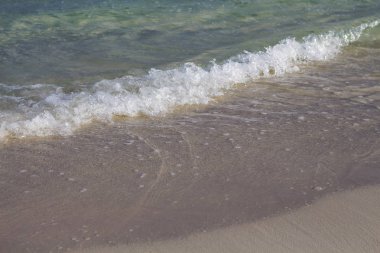 Deniz suyu beyaz kum plaj üzerinde gelgit. Dalga deniz kum üzerinde rahatlatıcı. Tropik sahil fotoğraf. Yaz tatil banner şablon. Beyaz kum plaj ve su. Deniz güneşli bir gün. Deniz manzarası perspektif görünüm