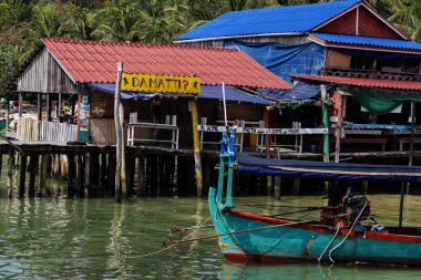 Koh Rong Adası, Kamboçya - 7 Nisan 2018: sahil köyü restoran ve ahşap tekne ile görünümünü. Tropik adada turistik yer. Egzotik tatil hedef. Sırt çantasıyla seyahat Asya