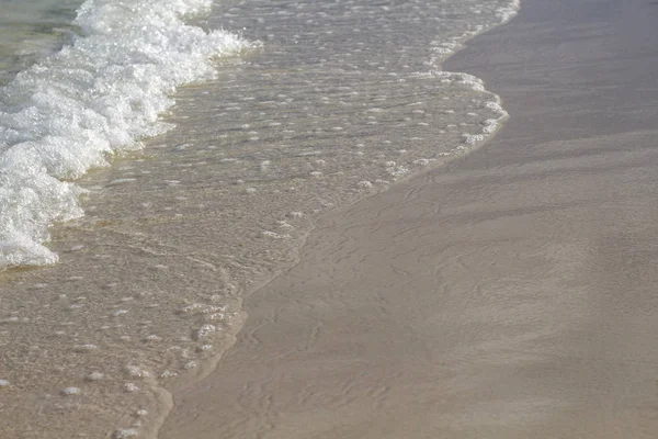 海の水は 白い砂のビーチを潮します 滑らかな砂の上の滑らかな海の波 熱帯の海岸の写真 夏の休暇のバナーのテンプレートです 白い砂浜のビーチと海の水 晴れた日の海によって シースケープ分析観点ビュー — ストック写真