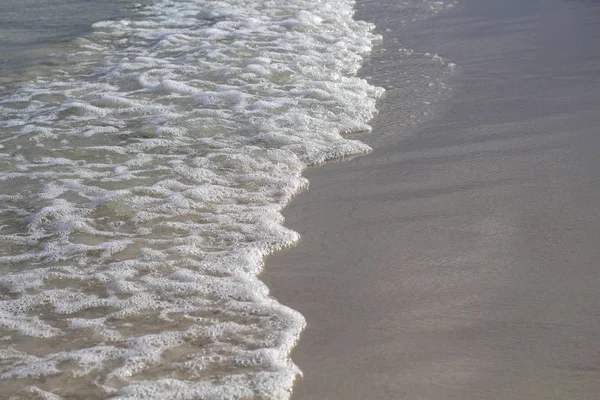 Zeewater Tide Wit Zand Strand Schuimende Zee Golf Gladde Zand — Stockfoto