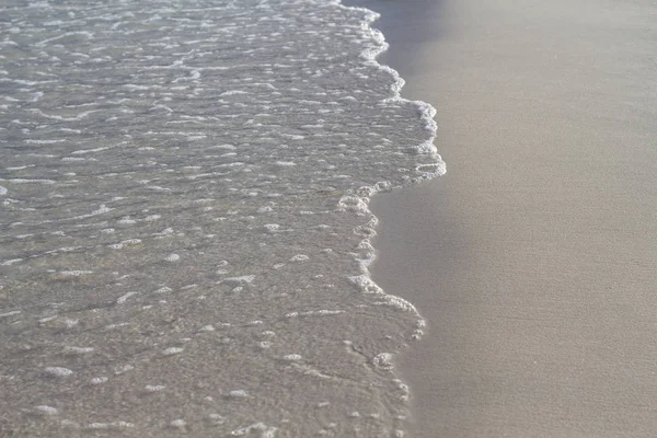 海の水は 白い砂のビーチを潮します 滑らかな砂の上明確な海の波 熱帯の海岸の写真 夏の休暇のバナーのテンプレートです 白い砂浜のビーチと海の水 晴れた日の海によって シースケープ分析観点ビュー — ストック写真