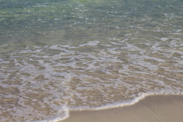 海の水は 白い砂のビーチを潮します ターコイズ ブルーの海波滑らかな砂の上 熱帯の海岸の写真 夏の休暇のバナーのテンプレートです 白い砂浜のビーチと海の水 晴れた日の海によって シースケープ最小限ビュー — ストック写真
