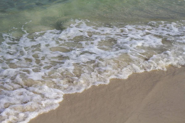 Морський Водяний Приплив Білому Піщаному Пляжі Синя Морська Хвиля Гладкому — стокове фото