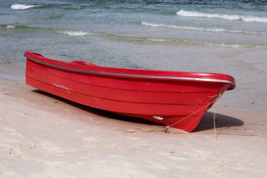 Mavi deniz suyu tarafından beyaz kum plaj boş kırmızı teknede. Seaside faaliyet kayak. Deniz koruma tekne. Plaj gün sahne. Kırmızı tekne in kıyı ege. Tropik sahil sahne. Egzotik ada tatil