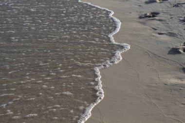 Deniz suyu Kum Plajı üzerinde hala. Rahatlatıcı gün denizin kenarında. Tropik sahil fotoğraf. Deniz tatil. Güneşli sahil peyzaj. Egzotik ada tatil banner şablon. Deniz gelgit yumuşak kum üzerinde