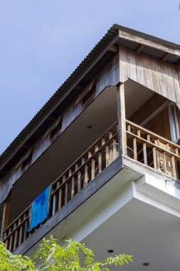 Tropik ada yerel stil Yazlık otelin balkon. Plaj havlusu rustik guesthouse balkonda. Tropik adada ekolojik otel. Yüksek bina ahşap dekor. Egzotik Island resort tatil
