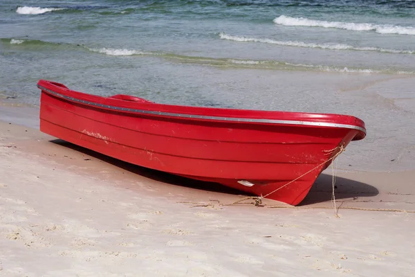 Empty Red Boat White Sand Beach Blue Sea Water Seaside — Stock Photo, Image