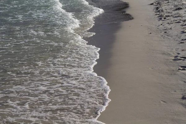 白い砂浜に海の水をオフにします 砂浜で海の波 熱帯の海岸の写真 海洋の休日 エキゾチックな島の海岸 夏の休暇のバナーのテンプレートです 滑らかな砂の上海潮 — ストック写真