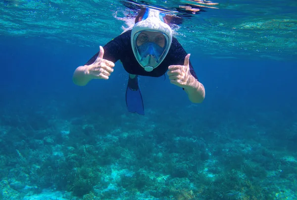 Başparmak sualtı kadın ortaya çıktı. Tropikal deniz mercan içinde şnorkel. Tam yüz şnorkel maskesi genç kız. Sualtı fotoğraf okyanus manzara. Etkin sahil tatil. Deniz etkinliği
