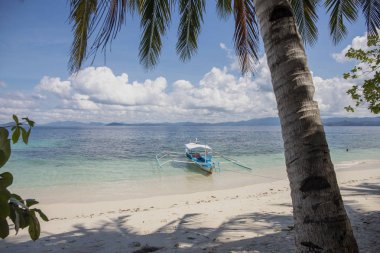 Palawan, Filipinler - 24 Kasım 2018: turkuaz deniz göl ve deniz araçları, tropik ada manzara. Filippino beyaz kum plaj ahşap teknede. Coco palm ağacı tropik sahil üzerinde. Egzotik ödül görünümü