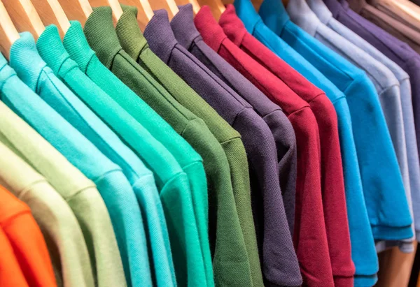 Яркие Рубашки Виселицах Продажи Магазине Многоцветное Поло Деревянной Вешалке Летняя — стоковое фото
