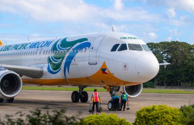 Manila, Filipinler - 11 Mart, 2018: Cebu Pasifik uçak uçuş öncesi havaalanında. Modern uçak uçuş için hazırlık. Filipin düşük maliyetli havayolu şirketi. Uçakla seyahat bütçe. Ada atlamalı