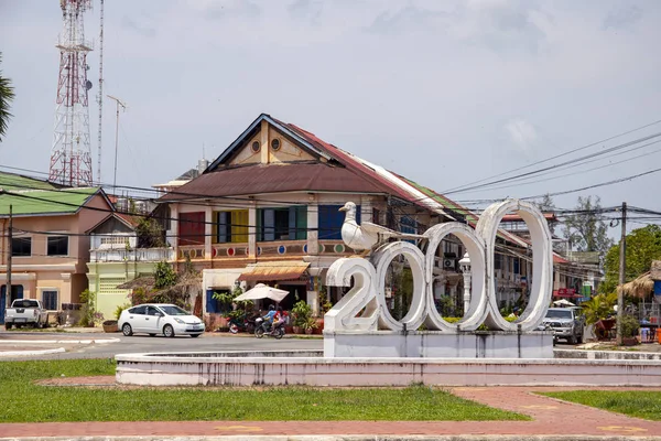 柬埔寨贡布 2018年4月12日 广场上有千禧年纪念碑的城镇景观 柬埔寨旅游照片 观光地点观光 高棉语的日常工作 都市风景与殖民时期建筑学 — 图库照片