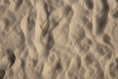 Yalınayak ile kum Beach üstten görünüm fotoğraf doku işaretler. Deniz kıyısında üstten görünüm. Doğal yumuşak kum doku. Adım işaretleri ile kum yüzeyi kuru. Yaz seyahat arka plan. Tropik sahil tatil kartı