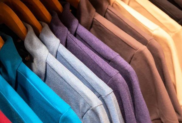 Голубые Коричневые Рубашки Виселицах Продаются Магазине Мужской Текстиль Деревянной Вешалке — стоковое фото