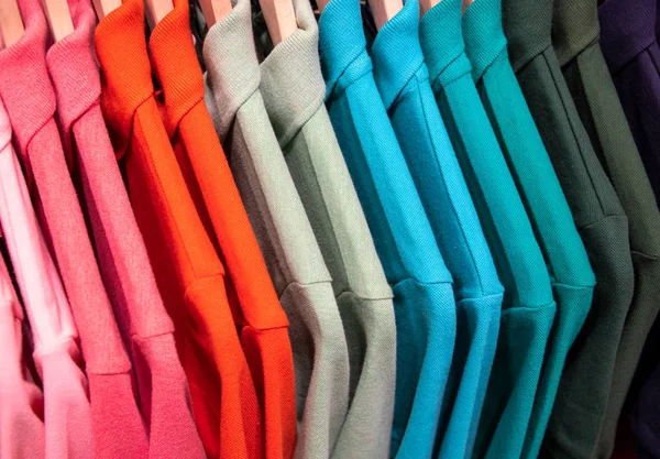 Kaus Hijau Merah Siap Dijual Toko Berwarna Polo Pada Gantungan — Stok Foto
