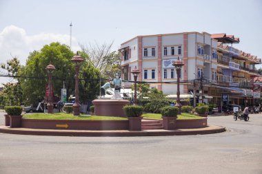 Kampot, Kamboçya - 12 Nisan 2018: boş Meydanı ile tuz işçi anıt oda. Kamboçya seyahat fotoğraf. Gezi turistik yer. Khmer günlük rutin. Sömürge mimarisi ile kentsel peyzaj