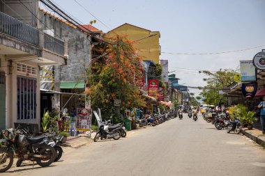 Kampot, Kamboçya - 12 Nisan 2018: Fransız sömürge binaları ve khmer Restoran şehir manzaralı. Kamboçya seyahat fotoğraf. Gezi turistik yer. Khmer günlük rutin. Taşıma ile kentsel peyzaj