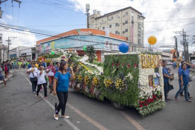 Cebu, Filipinler - 14 Kasım 2018: yerel insanlar ve araba resmi geçit sonbaharda hasat festivali. Filipino fiesta çiçek düzenlemeleri ile. Etnik insanlar geçit. Geleneksel Sonbahar Festivali
