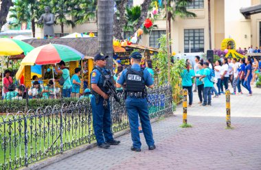 14 Kasım 2018 - Cebu, Filipinler: iki polis korumak yerel Festivali. Etnik insanlar polis. Filipino festival emanet. Büyük kent açık olay. Park hasat festivali. Filipin fiesta