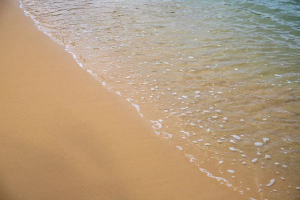 黄色の砂のビーチ以上の海の水の潮 熱帯の海辺のコンセプト写真 砂浜のきれいな水 海岸の風景です エキゾチックな島の休暇バナーテンプレートテキストの場所 滑らかな砂の上の波 — ストック写真