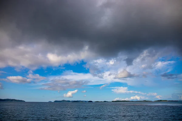 Nuvole Pioggia Sul Cielo Blu Ancora Mare Paesaggio Marino Dell — Foto Stock