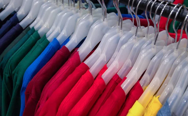 Jasné Košile Závěsech Prodej Obchodě Živé Barevné Pólo Dřevěném Ramínku — Stock fotografie