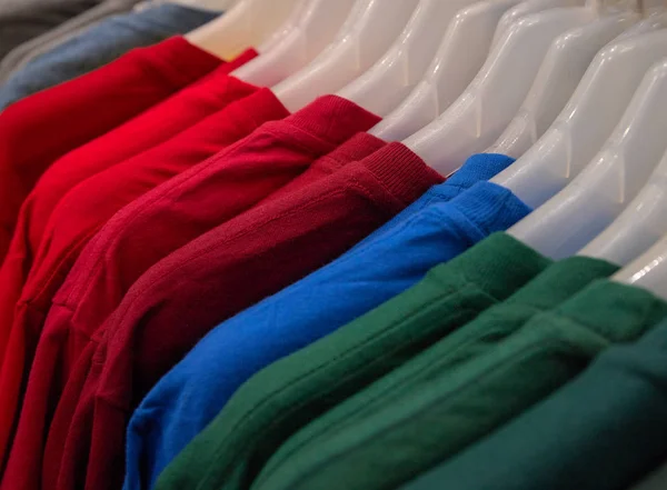 상점에서 플라스틱 옷걸이에 시즌의 유니폼은 백화점에서 입는다 날씨에 쇼핑몰에서 있습니다 — 스톡 사진