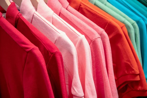 Camisas Coloridas Penduradas Venda Loja Pólo Vermelho Azul Cabide Verão — Fotografia de Stock