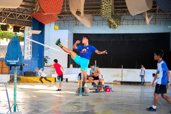 Palawan Phillllipines Nov 2018 Joven Deportista Entrenando Patada Con Bola — Foto de Stock