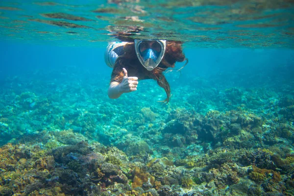 Woman Loose Hair Show Thumb Underwater Snorkeling Tropical Sea Coral — ストック写真