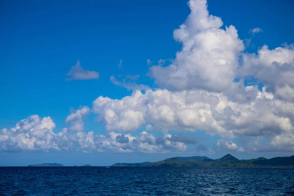 Mare Blu Cielo Nuvoloso Paesaggio Nuvole Bianche Soffici Sopra Laguna — Foto Stock