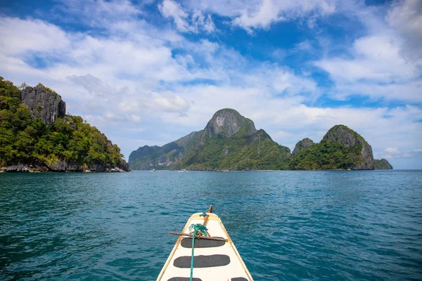 熱帯の島と海の風景 まだ海の上に白い木製のボートデッキ 緑の島の景色 山や海と自然景観 パラワン島のボート旅行 フィリピン旅行休暇 — ストック写真