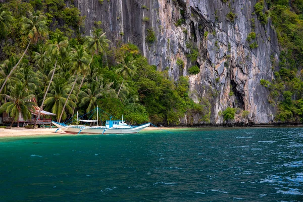 Tropical Seaside Blue Sea Water Cliff White Travel Boat Seashore — Stock Photo, Image