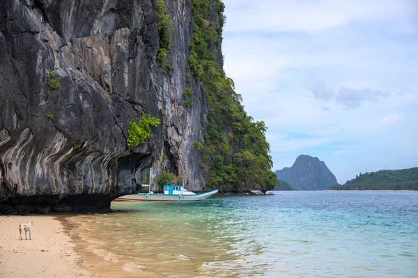 Tropical Seaside Blue Sea Water Cliff Traditional Filipino Boat Shore — Stock Photo, Image