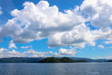 Uzak ada ile mavi deniz ve gökyüzü manzara. Yeşil ada fotoğraf arka plan ile pozitif tropikal Clear.