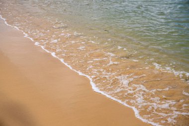Sarı kumlu plaj üzerinde deniz suyu gelgit. Tropikal sahil kavramı fotoğraf. Kum plajında hala deniz suyu.