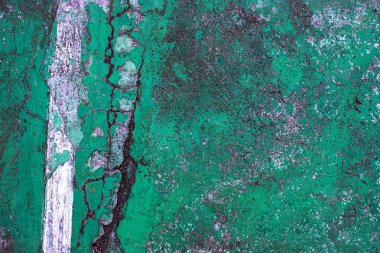 Yeşil beyaz çizgi ile asfalt kırık, üst görünüm fotoğraf. Çimento zemin üst görünüm doku. Rustik yüzey Vintage arka plan