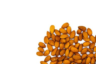 Beyaz arka planda badem fındık çekim. Badem somun düz yatıyordu. Badem yığını üst görünümü. Lezzetli sağlıklı snack