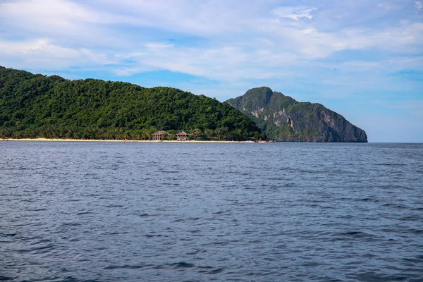 Isola tropicale in mare aperto. Verde montagna e località turistica. Filippine isola modello banner saltellante . — Foto Stock