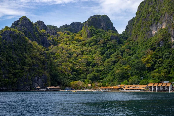 Holiday resort on tropical island. Luxury hotel sea view photo. Palawan island boat tour landscape. Mountains and sea — Stock Photo, Image