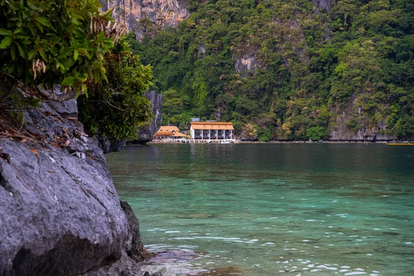 Villaggio turistico in spiaggia tropicale. Resort di lusso vista mare foto. Palawan isola barca tour paesaggio. Montagne e mare — Foto Stock