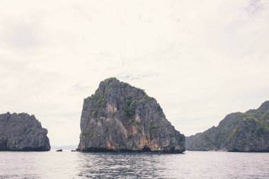 Denizde Rocky ada, tropikal tatil nötr fotoğraf. Retro seyahat kartı. Deniz ve dağ ile olağandışı tropikal manzara