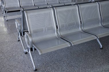Havaalanı müşterileri için metal koltuk sırası. Modern kamusal alan. Havaalanı konseptinde beklemek. Metalik mobilyalar