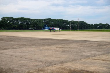 Dumaguete, Filipinler - 16 Temmuz 2019: boş havaalanı sahasında küçük bir uçak. Özel uçakla yerel havalimanı görüntüsü.